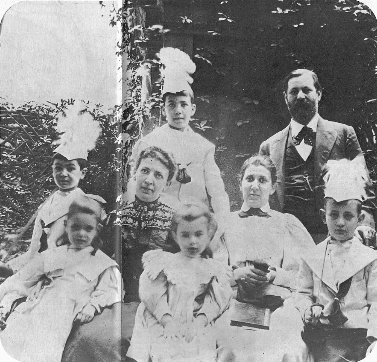 Sigmund und Martha mit den sechs Kindern · 1898